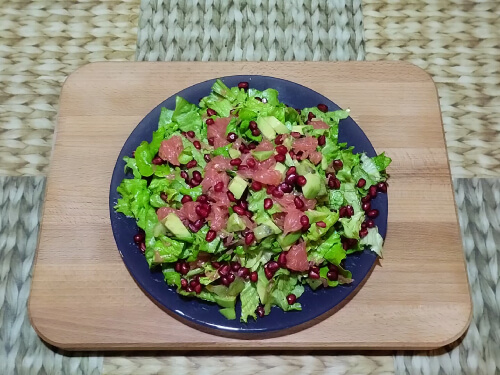 Заправить салат соусом, перемешать, выложить на тарелку посыпать сверху зернами граната.