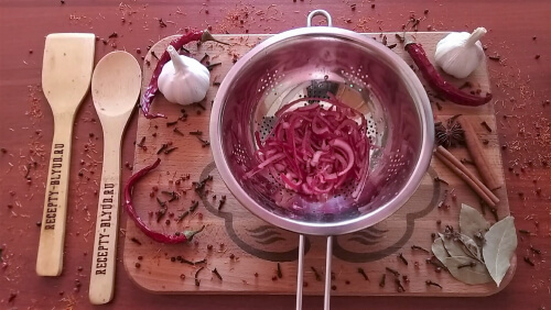 Маринованный лук откинуть на дуршлаг, дать стечь. Маринованный лук откинуть на дуршлаг, дать стечь.