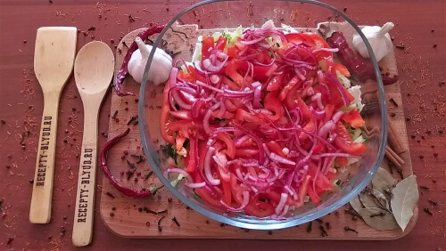 Добавить лук к салату. Добавить лук к салату.