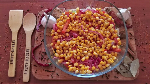 Кукурузу добавить в салатницу. Кукурузу добавить в салатницу.