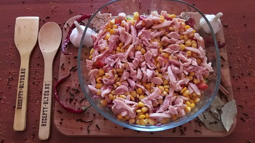 Копчёный окорочок очистить от кожуры и костей, разделать мясо на волокна. Добавить ко всем ингредиентам. Копчёный окорочок очистить от кожуры и костей, разделать мясо на волокна. Добавить ко всем ингредиентам.