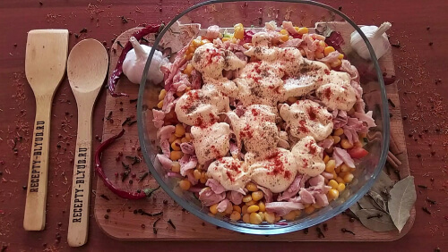 Смешать майонез, соевый соус, горчицу. Заправить салат, посыпать сладкой паприкой, черным перцем, посолить по вкусу. Тщательно перемешать. Смешать майонез, соевый соус, горчицу. Заправить салат, посыпать сладкой паприкой, черным перцем, посолить по вкусу. Тщательно перемешать.