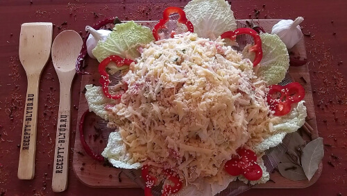 Большое плоское блюдо украсить листьями пекинской капусты или любого другого салата, кружочками красного перца. Заправленный, перемешанный салат горкой выложить на блюдо. Сыр натереть на тёрке, обильно обсыпать салат со всех сторон. Сверху посыпать семечками кунжута. Большое плоское блюдо украсить листьями пекинской капусты или любого другого салата, кружочками красного перца. Заправленный, перемешанный салат горкой выложить на блюдо. Сыр натереть на тёрке, обильно обсыпать салат со всех сторон. Сверху посыпать семечками кунжута.