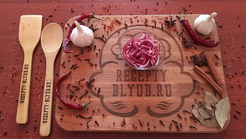 Лук нарезать полукольцами, замариновать в уксусе. Лук нарезать полукольцами, замариновать в уксусе.