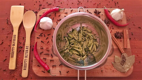 Огурец нарезать соломкой, откинуть на дуршлаг, дать стечь воде. Огурец нарезать соломкой, откинуть на дуршлаг, дать стечь воде.