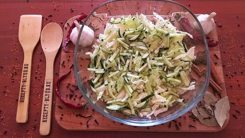 Добавить огурцы в салатницу. Добавить огурцы в салатницу.