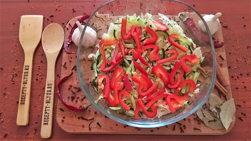 Красный перец нарезать соломкой, добавить в салатницу. Красный перец нарезать соломкой, добавить в салатницу.