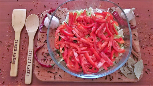 Помидоры нарезать соломкой, добавить в салатницу. Помидоры нарезать соломкой, добавить в салатницу.