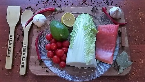 Подготовить продукты для салата, помыть помидоры черри, пекинскую капусту, авокадо. Подготовить продукты для салата, помыть помидоры черри, пекинскую капусту, авокадо.