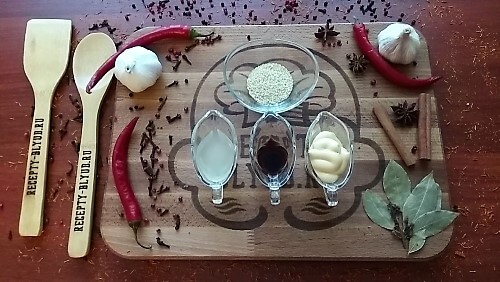 Подготовить ингредиенты для заправки: Соевый соус, сырный соус. Выжать сок половины лимона. Подготовить ингредиенты для заправки: Соевый соус, сырный соус. Выжать сок половины лимона.