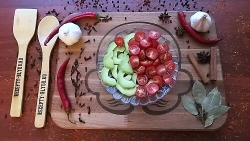 Авокадо очистить от кожуры, вынуть косточку и нарезать полукольцами. Помидоры черри разрезать пополам. Авокадо очистить от кожуры, вынуть косточку и нарезать полукольцами. Помидоры черри разрезать пополам.