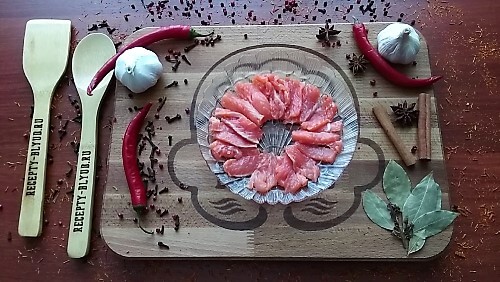 Сёмгу нарезать полосками. Сёмгу нарезать полосками.