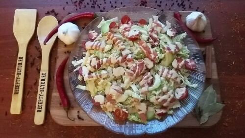 Формируем салат на большом плоском блюде. На подушку из пекинской капусты выкладываем по кругу черри, авокадо, полоски сёмги. Сверху аккуратно поливаем заправкой. Формируем салат на большом плоском блюде. На подушку из пекинской капусты выкладываем по кругу черри, авокадо, полоски сёмги. Сверху аккуратно поливаем заправкой.