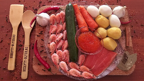 Подготовить продукты для салата. Отварить картофель, морковь, яйца, остудить, очистить. Отварить креветки в подсоленной воде, остудить. Помыть огурец. Подготовить продукты для салата. Отварить картофель, морковь, яйца, остудить, очистить. Отварить креветки в подсоленной воде, остудить. Помыть огурец.