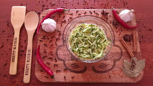 Огурцы уложить на слой моркови. Огурцы уложить на слой моркови.