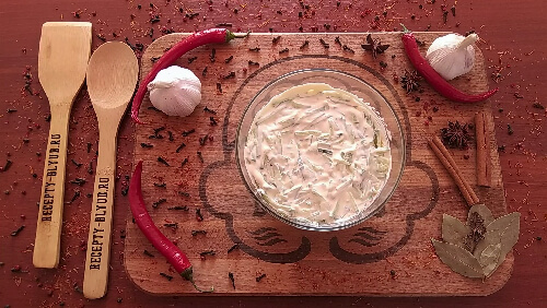 Смазать соусом из сметаны и майонеза. Смазать соусом из сметаны и майонеза.