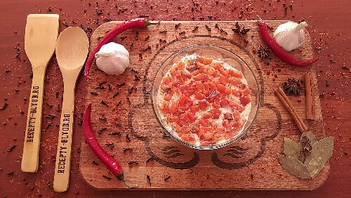 Сёмгу нарезать кубиками, уложить на слой огурцов. Сёмгу нарезать кубиками, уложить на слой огурцов.