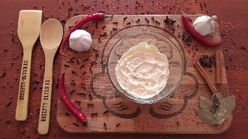 Смазать картофельный слой соусом из сметаны и майонеза. Смазать картофельный слой соусом из сметаны и майонеза.