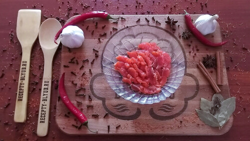 Сёмгу нарезать полосками. Сёмгу нарезать полосками.