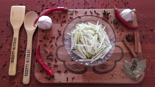 Грушу нарезать соломкой. Грушу нарезать соломкой.