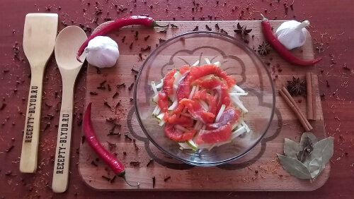 Соединить все ингредиенты: Нарезанная сёмга, груша соломкой и очищенные креветки. Соединить все ингредиенты: Нарезанная сёмга, груша соломкой и очищенные креветки.