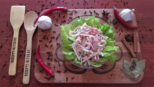 Готовый салат выложить горкой на листья салата. Готовый салат выложить горкой на листья салата.