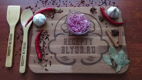 Лук нарезать полукольцами, замариновать с добавлением уксуса и сахара. Лук нарезать полукольцами, замариновать с добавлением уксуса и сахара.