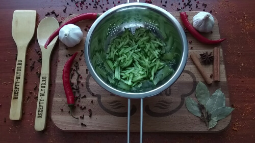 Огурцы нарезать соломкой, переложить в дуршлаг, дать стечь. Огурцы нарезать соломкой, переложить в дуршлаг, дать стечь.