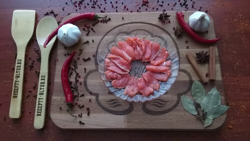 Сёмгу нарезать полосками. Сёмгу нарезать полосками.