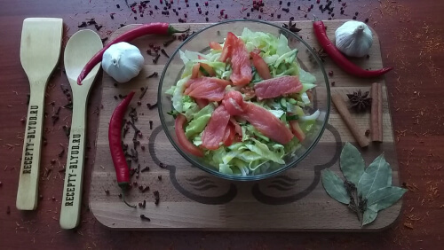 Соединить все ингредиенты (салат айсберг, помидоры, огурцы, сёмгу, маринованный лук) заправить салат соусом, посолить по вкусу, перемешать. Готовый салат украсить полосками сёмги, и посыпать кунжутом. Соединить все ингредиенты (салат айсберг, помидоры, огурцы, сёмгу, маринованный лук) заправить салат соусом, посолить по вкусу, перемешать. Готовый салат украсить полосками сёмги, и посыпать кунжутом.