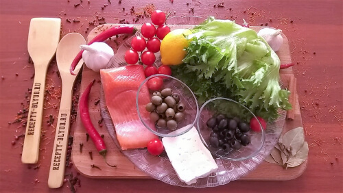 Подготовить продукты для салата: сёмгу, сыр, салат, помидоры черри, лимон помыть, высушить. С маслин и оливок слить жидкость. Подготовить продукты для салата: сёмгу, сыр, салат, помидоры черри, лимон помыть, высушить. С маслин и оливок слить жидкость.