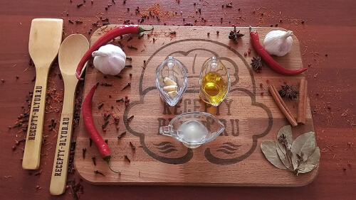Подготовить продукты для заправки: выжать сок лимона, почистить чеснок, отмерить оливковое масло. Подготовить продукты для заправки: выжать сок лимона, почистить чеснок, отмерить оливковое масло.