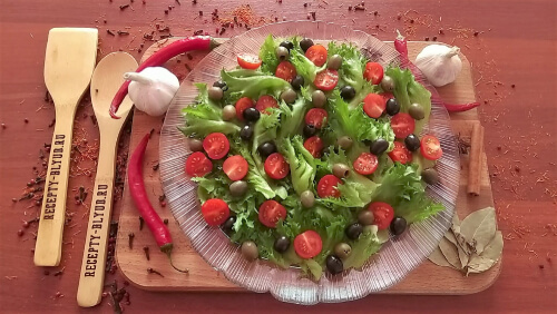 Разложить оливки и маслины. Разложить оливки и маслины.