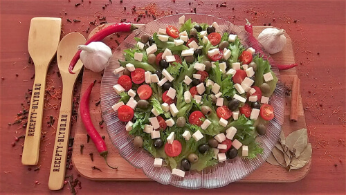 Брынзу нарезать мелкими кубиками, уложить сверху. Брынзу нарезать мелкими кубиками, уложить сверху.