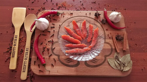 Сёмгу нарезать полосками. Сёмгу нарезать полосками.