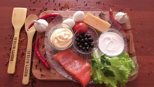 Подготовить продукты для салата. Яйца отварить, остудить, почистить. Помидор, салат и зелень помыть. Слить воду с маслин. Подготовить продукты для салата. Яйца отварить, остудить, почистить. Помидор, салат и зелень помыть. Слить воду с маслин.