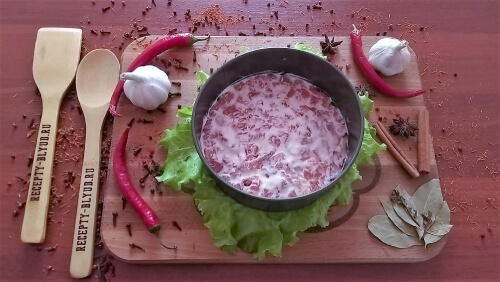 Смазать соусом. Смазать соусом.