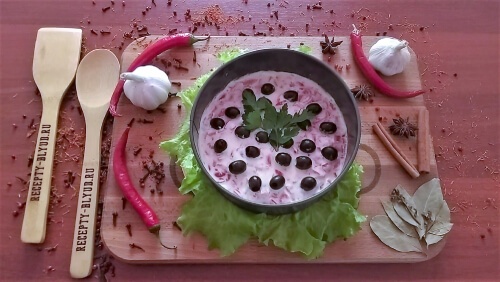 Смазать соусом, украсить маслинами и зеленью. Смазать соусом, украсить маслинами и зеленью.