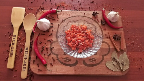 Сёмгу нарезать мелкими кусочками. Сёмгу нарезать мелкими кусочками.