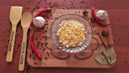 Яйца мелко порубить. Яйца мелко порубить.