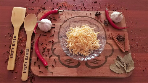 Сыр натереть на крупной тёрке. Сыр натереть на крупной тёрке.