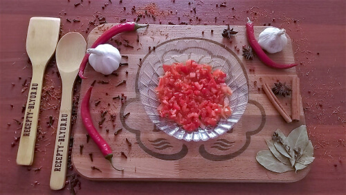 Помидоры нарезать мелким кубиком. Помидоры нарезать мелким кубиком.