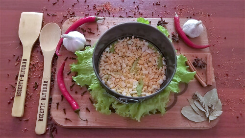 На плоскую тарелку разложить листья салата, установить кулинарное кольцо. Выложить первый слой яиц. На плоскую тарелку разложить листья салата, установить кулинарное кольцо. Выложить первый слой яиц.