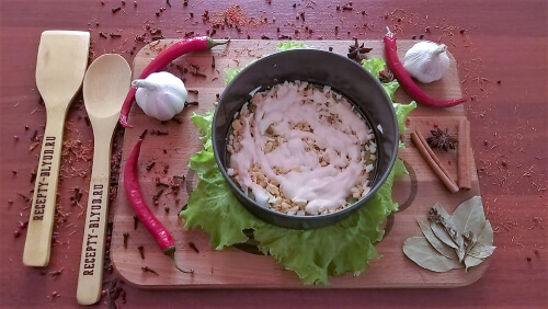 Смазать соусом из сметаны и майонеза. Смазать соусом из сметаны и майонеза.