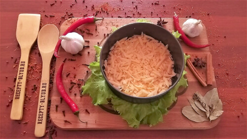 Выложить слой сыра. Выложить слой сыра.