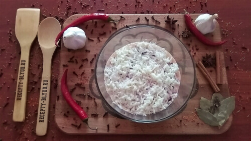 Выложить натертые яичные белки.