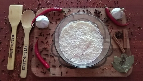 Смазать соусом.