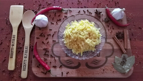 Картофель натереть на крупной тёрке.