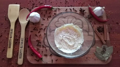 В глубокую салатницу уложить первый слой картофеля, промазать соусом.