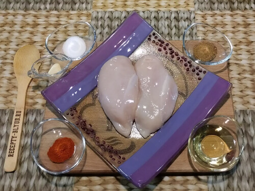 Подготовить продукты. Грудки сполоснуть водой, обсушить. Чеснок очистить.